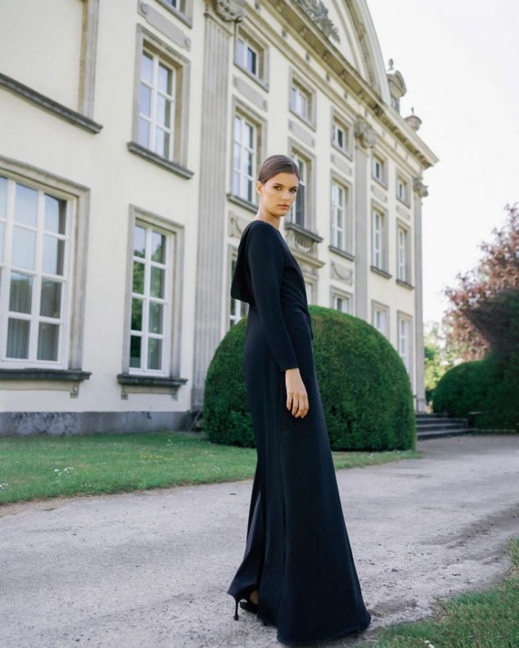 CHARMING BLACK